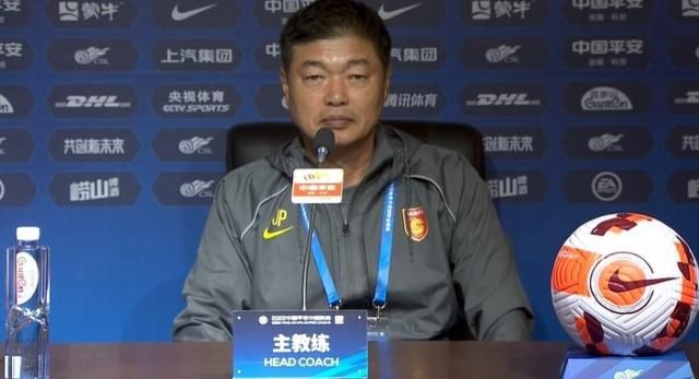 张小曼的弟弟张晓峰也急忙说道：姐。